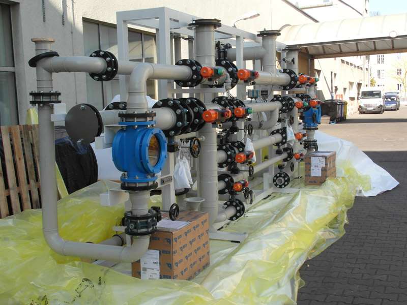 Komponenter einer Wasseraufbereitungsanlage in Auslieferung